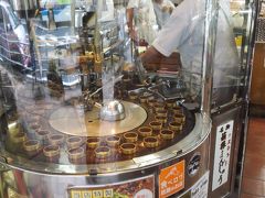 2時間くらい温泉でまったりしたが、16時頃までなら駐車場に車を停めていても良いそうなので、お言葉に甘えて湯本観光。

菊川商店
店頭のまんじゅうマシーンで自動生産される。
奥様がここの箱根まんじゅうがお気に入りで、10個セットを購入。
因みに翌日には全て無くなった。