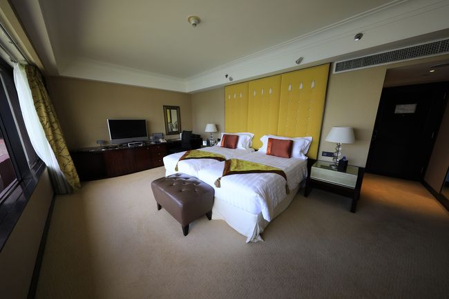 予約はシングルでしたが、ツインでも良いよって言ったら10時に掃除完了した部屋があり、そちらに案内されました。通常のクラブルームからハーバービューにアップグレード。<br /><br />昨年は60000ptで後付でクラブを付けて（当時は700HKD程度だった気が）角部屋のSUITEにアップされましたが、今回はきっちり通常ルームです。