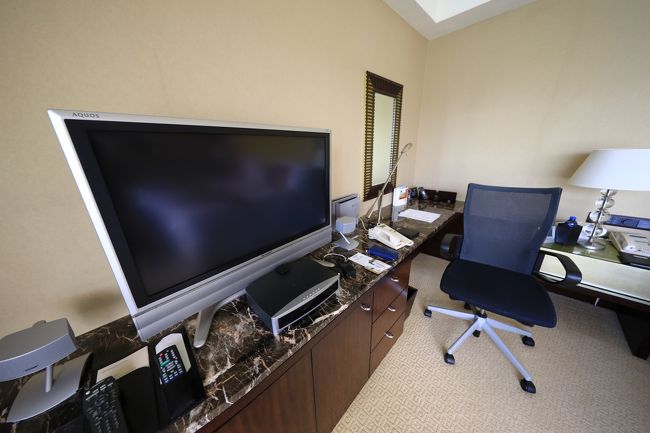 奥のデスク側にいろいろ集中しており、ごちゃっとしています。