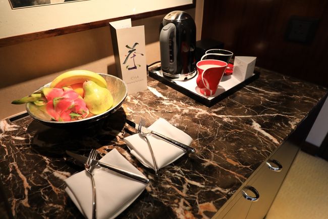 アンバサダーベネフィットのフルーツと小さなお茶碗を貰いました。