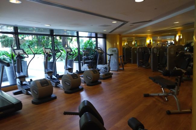 ホテルに帰ってフィットネス。ここは初めて来ましたが設備のバリエーションと台数がすごいかも。人もほとんどいないけど、カウンセリング＆インストラクターが待ち構えていました。<br /><br />写真はフロント右半分でフロント左奥にも同じように設置してあります。