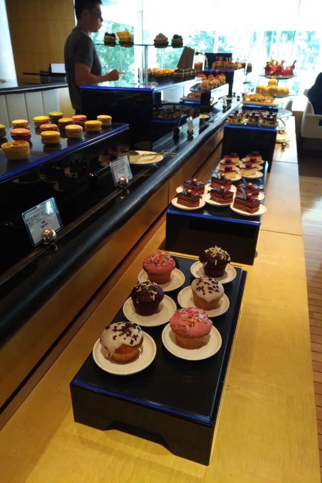 シャワー後ハイティへ。15時だと思ってたけど（そう書いてあったし）、行ったら15：30からですとのこと。ただ、既にモノはスタッフによって並べ始められており、客も群がっていたので自分も参戦。<br /><br />しかしすごい種類で20種はあるでしょうか？