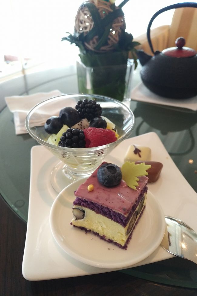 食事系でお腹いっぱいになっちゃったので、甘味系は残念ながらちょこっとしか取れませんでした。1Fのハイティは土日は628HKD＋飲み物68HKDなので、＋1180HKDのクラブラウンジがどれだけお得か。<br /><br />https://hongkong-ic.intercontinental.com/file/webpage/shared/dining-menus/hs/harbourside-dessert-menu.pdf