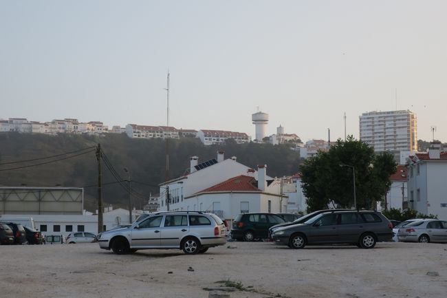 お昼・夕方とは違った、落ち着いた雰囲気です。<br /><br />本日のスケジュールはこんな感じです。<br />①ナザレ(7:00)→ファティマ(8:25) 4.3ユーロ   ★バターリャで乗り換え<br />②ファティマ(9:04)→トマール(10:00) 3.9ユーロ<br />　トマール見学<br />③トマール(12:45)→バターリャ(14:12) 5.8ユーロ ★ファティマで乗り換え<br />　バターリャ見学<br />④バターリャ(15:57)→アルコバサ(16:35) 3.25ユーロ<br />　アルコバサ見学<br />⑤アルコバサ(17:40)→ナザレ(18:00) 2.25ユーロ