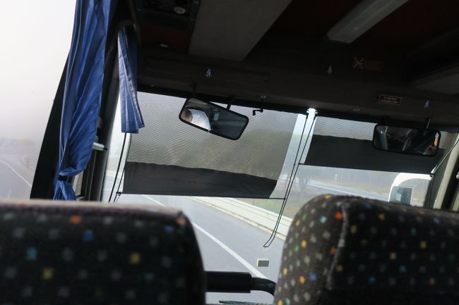 まずは「トマール」を目指します。<br />①ナザレ(7:00)→ファティマ(8:25) 4.3ユーロ   ★バターリャで乗り換え<br />②ファティマ(9:04)→トマール(10:00) 3.9ユーロ<br /><br />15分前にナザレのバスターミナルに着いて<br />ファティマまでのチケットを買いました。<br /><br />10分前にバスが止まっていたので、このバスかなぁと思って<br />「ファティマ行きますか？」と運転手さんに聞いてみると<br />「うん、行くよ」的な返事だったので、乗り込もうとしたら<br />「No,No～」と言われてしまいました(^^;)<br /><br />とりあえず、バスから降りてしばらくすると<br />そのバスはどこかへ行ってしまいました。<br /><br />さっきのは何だったんだろう…よく分からん…(^^;)<br /><br />7:00ちょうどに違うバスが来たので乗ろうとすると<br />チケット売り場のお姉さんが<br />「そのバスは、あなたの目的地のバスよ」と教えてくれました。<br /><br />■tejo社<br />http://www.rodotejo.pt/#<br />