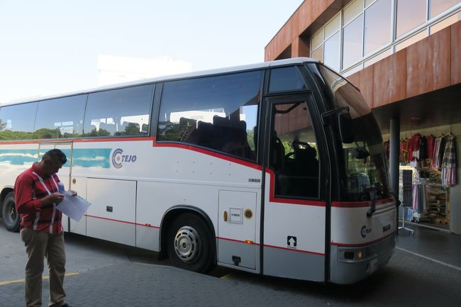 ②ファティマ(9:04)→トマール(10:00) 3.9ユーロ<br /><br />出発時刻ちょうぐらいにトマール行きのバスが来ました。<br />遅れているのですぐに出発かな？と思っていたら<br />運転手さんは、どうやらカフェで朝ごはんを食べるようです(^^;)<br />のんびりしてますね~ｗ<br /><br />運転手さんの朝食を待って、バスに乗り込みます。<br />今回のバスは冷房弱めで快適でした<br />最初のバスは冷房効き過ぎで、少し寒かったです。<br /><br />