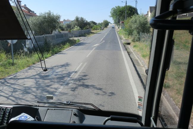 学生らしき少年少女が、途中のバス停で降りて行きます。<br />通学にも使う路線のようです。<br /><br />椅子の調子が悪くて、別の席に移ったんですが<br />移った席もいまいちだったので、<br />やっぱり運転手さんの近くに座っておこうと元に戻った時<br /><br />地球の歩き方の本を置いたまま戻ってしまってたようで<br />しばらくすると、女性が「忘れてますよ！」と<br />親切に持ってきてくれました。<br />大事な大事な地球の歩き方…これが無いと旅ができません(>_<)<br />親切な方がいてラッキーでした(*'▽')