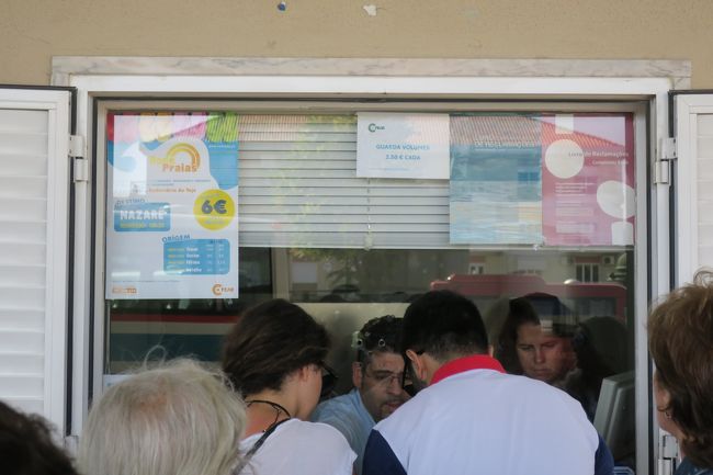 トマールのキリスト修道院に行く前に、次の「バターリャ」行きのチケットを買います<br /><br />窓口には列が出来ていましたが、5分ほどでGETできました。<br />見にくいですが「GUARDA VOLUMES 2.5ユーロ CADA」という張り紙が<br />あったので、ここでも荷物を預かってくれるようです。<br />