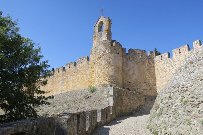 トマールのバスターミナルから、20分くらいでしょうか。<br />例にもれず、坂道でした！<br /><br />やっと修道院らしき建物が見えてきましたヽ(^o^)丿<br /><br />