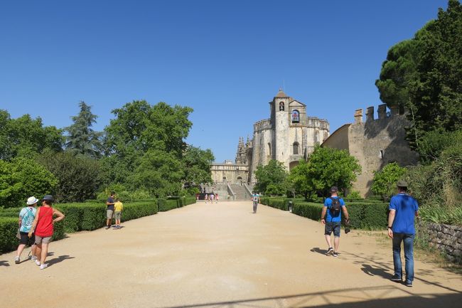 地球の歩き方と同じ構図です。<br /><br />チケット売り場は少し列が出来ていました。<br />「トマール・バターリャ・アルコバサ 共通券」を買って入場します。<br /><br />共通券と言っても、レシートのようなペラペラシートなので<br />紛失注意です。