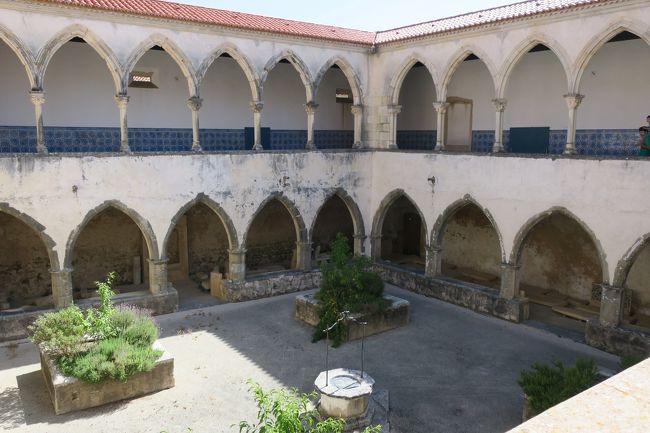 修道院によくある回廊ですが<br /><br />リスボンのジュロニモス修道院と比べると<br />キリスト修道院は歴史を感じます。