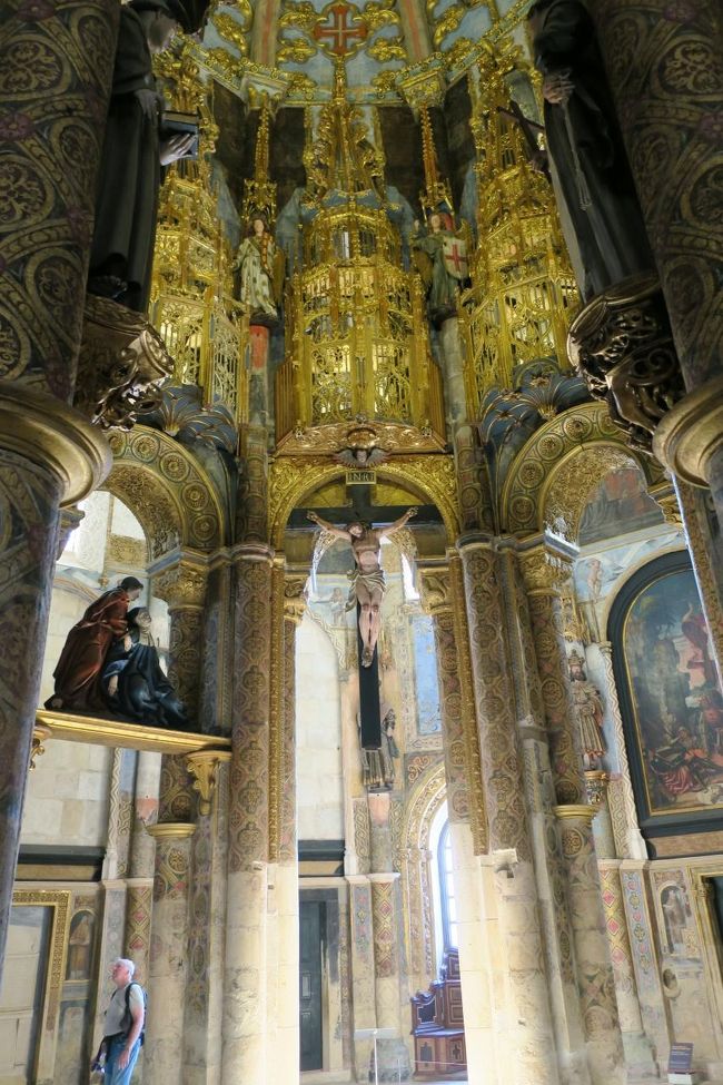 テンプル騎士団聖堂です。<br /><br />とても煌びやか大きいです。<br />大き過ぎて、写真撮るのが難しい…