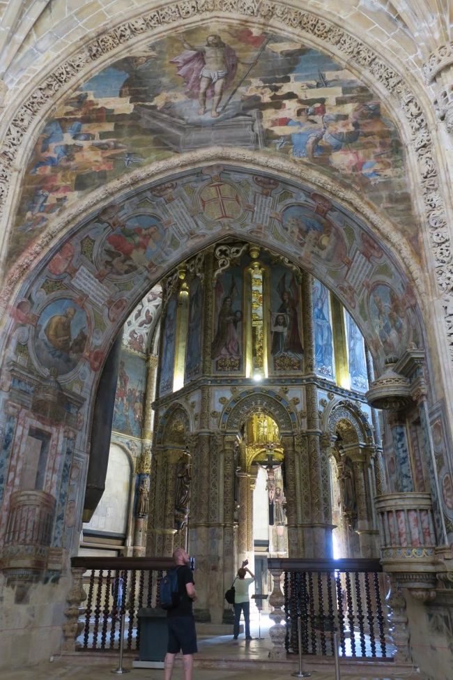 地球の歩き方によると<br />騎士たちが、すぐに戦いに行けるように馬で回りながら<br />ミサに参加していた、との事<br /><br />確かに円形の聖堂は初めて見ました。