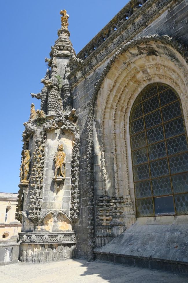 建物を近くで見てみると、普通の教会や修道院とは違って<br />黒っぽさが目立ちますが、それがまた味わい深いです。