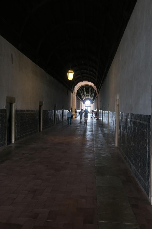 寝室がある廊下です。<br /><br />ちょっと薄暗くて、しんみりとした廊下でした。<br />部屋は40部屋もあります。