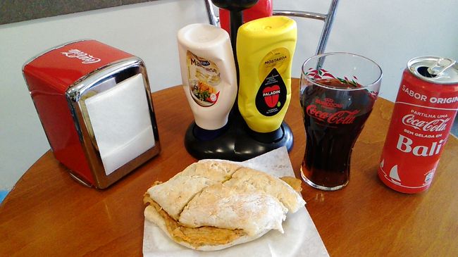 表に「オムレツ＆サラダ」というメニューを見て、美味しそう！<br />と思ったんですが<br /><br />中に入ると、ポルトガル名物の「ビファーナ」があったので<br />チャレンジしてみました。<br />焼いた豚肉をパンでサンドしたファストフードです。<br /><br />お味は見た目通り、想像通り、という感じでしたが<br />チャレンジできて良かったです(^^)/