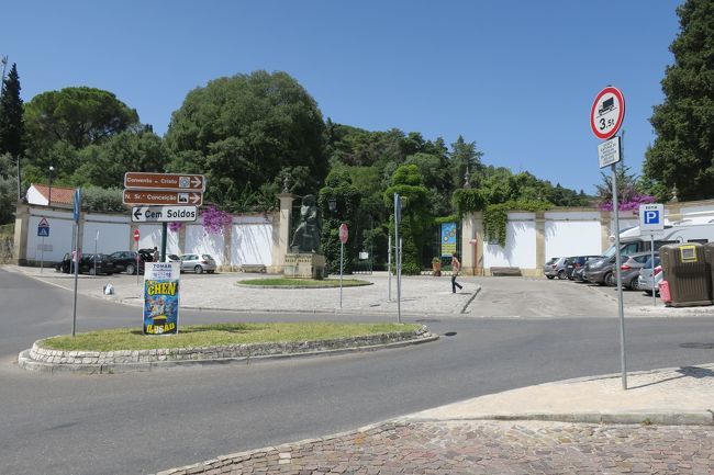 この日最初の修道院「キリスト修道院」を目指します。<br /><br />地図が読める人は、迷う事は無いと思いますが<br />地図が苦手な私は、オフラインダウンロードしておいたスマホの地図を見ながら<br />目的地へ向かいます。<br /><br />最短経路も表示できるので、それを見ながら歩いていたら<br />駐車場を突っ切る道順でしたが、その通り進みました<br /><br />しばらくすると、修道院への案内の標識が見えてきました。<br />(画像中央左、茶色の地味目な標識です)<br /><br />観光客が少ない日だったのか、バスターミナルから修道院までは<br />歩いている人も少なく、道を聞くにも誰もいない感じだったので<br />オフラインダウンロードの地図があって助かりました。<br /><br />■地図オフラインダウンロード<br />「Google Mapに隠された「オフラインマップ」機能が、海外旅行で超役立った話」<br />http://enjoy.sso.biglobe.ne.jp/archives/oversea_map/<br /><br />「ダウンロードしたエリアをオフラインで見る」<br />https://support.google.com/maps/answer/6291838?co=GENIE.Platform%3DAndroid&amp;hl=ja&amp;oco=0<br /><br /> ※Androidでもiphoneでも可能です。<br />