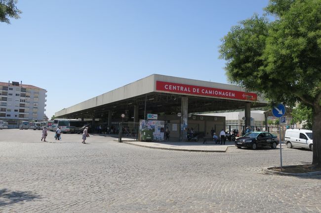 トマールのバスターミナルに着きました！<br /><br />ここも思っていたより、大きなターミナルです。<br />手前の施設は古い感じでしたが<br />奥のほうで工事をしていて、どうやらリニューアルしているようでした。<br /><br />トイレも工事中だったんですが、鍵がまだ付いてなくて<br />紐を鍵代わりにしていました。<br />しっかり閉まらないんですけど~ww<br />