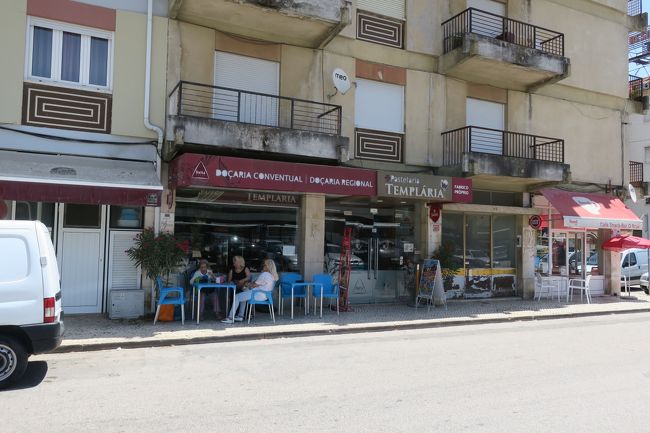 「Pastelaria Templaria」というお店でした。<br />あれ？Pastelariaって事は、スイーツもあったのかもです。<br /><br />スタッフの方は、おそらく学生のアルバイトだとは思いますが<br />皆素敵な笑顔で接客していました。<br /><br />ヨーロッパでは、たまにアジア蔑視的な接客を受ける事があるんですが<br />ポルトガルでは1度もそんな目には合いませんでした。<br /><br />お腹いっぱいになったので、次はバターリャへ向かいます。