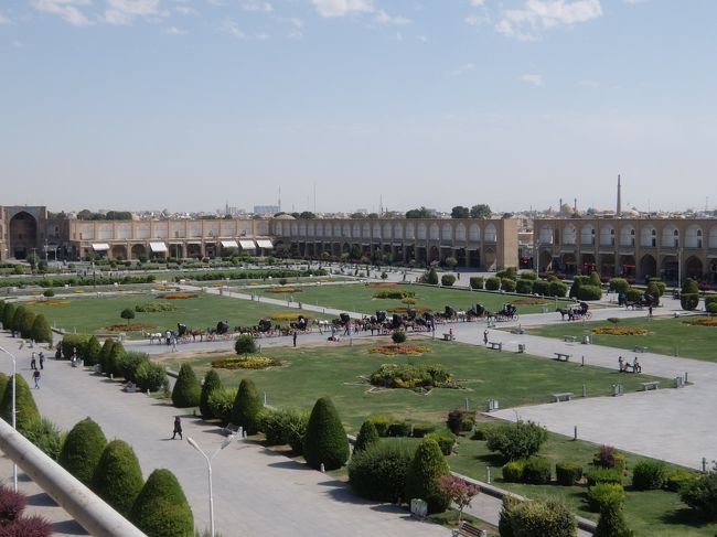 バルコニーからの眺め<br /><br />＊＊＊＊＊＊＊＊＊＊＊＊＊＊＊＊＊<br />もともとは、アッバース１世が迎賓館として建設した２階建ての宮殿だったのが、その後アッバース２世がバルコニーなどを増築しました。<br /><br />その後は、１階と２階は聖職者用のスペースとして使われたとされ、３階は池のあるバルコニー、４階と５階は国王の謁見を待つ賓客の待機室、そして６階は国王の命令で音楽会が催されたという音楽堂です。【ソフィアＨＰ】<br />＊＊＊＊＊＊＊＊＊＊＊＊＊＊＊＊＊