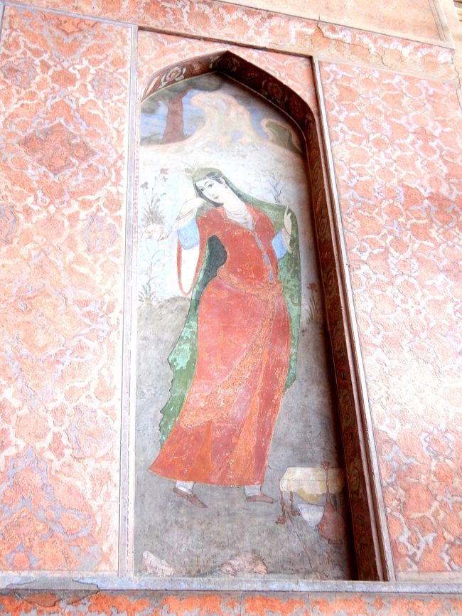 バルコニー部の建物には、ペルシャ美人の壁画が残っています。
