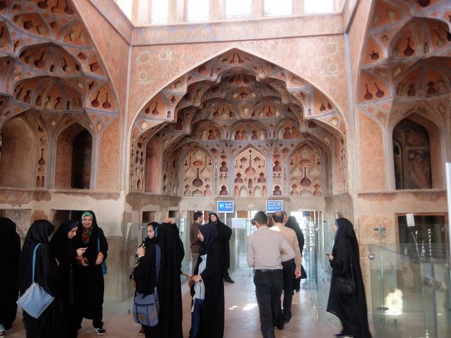 最上階の「音楽堂」<br /><br />居合わせた女性たちは、若い女性もみなきちんとチャドルをまとっています。宗教関係の一団でしょうか。