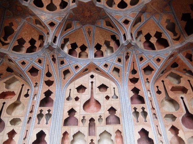 壁前面に穿たれた楽器をかたどったような穴<br /><br />音楽演奏の際に余分な音を吸収するためとか。