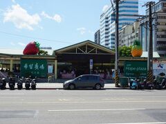 華山1914創意文化園区。イチゴとパイナップルが・・・。何かマーケットをしてるのかな？？
カメラ：α５１００（ＳＯＮＹ）
