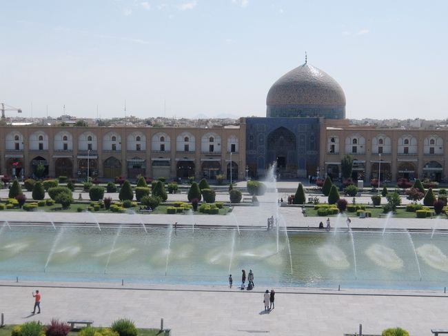 続いて、対面にある王族専用のモスク「マスジェデ・シェイフ・ロトゥフォッラー」に向かいます。