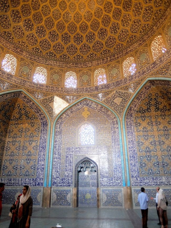 国王（シャー）の妻たちは、地下道をを通ってこのモスクに通い、地下の間で礼拝したそうです。<br /><br />ということは、彼女らはこの美しいドーム装飾を目にしていない･･･ということでしょうか。