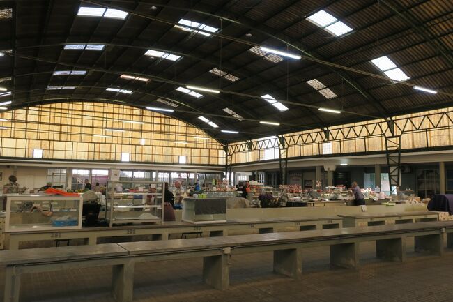 コインブラ 晴れ 28度/15度<br /><br />朝で市場が開いていたので、覗いてみましたが<br />もう終わりかけのようで、店じまい中でした。<br /><br />今日はコインブラ・アヴェイロを経由して、ポルトへ向かいます。<br />まずは8:10ナザレ発⇒9:50コインブラ着のrede社のバスに乗ります。<br />バスは珍しく、10分前に来ました。<br /><br />チケットは日本で購入していたので、プリントアウトした物を<br />直接運転手さんに見せると<br />チケットの下の方(何かの番号)の所を、手でビリビリと破っていました。<br /><br />redeのアプリをインストールしていたので<br />ここのチケット以外は、乗る直前にアプリから購入しました。<br />とっても使いやすいアプリなので、お勧めです！<br /><br />■rede社<br />http://www.rede-expressos.pt/default.aspx