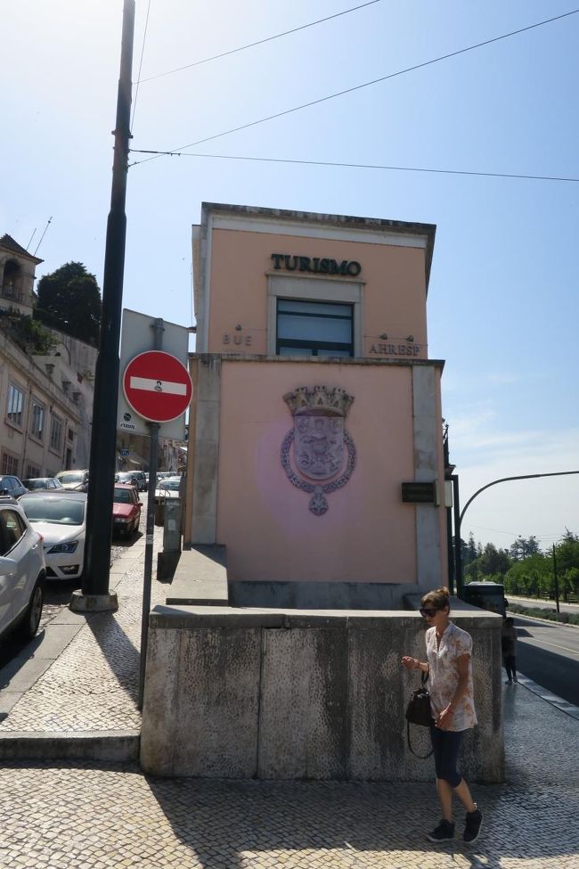 コインブラには少し遅れて、10:05に到着しました。<br />バスターミナルからコインブラ駅を目指して15分ほど歩き<br />まずは、インフォメーションへ行って荷物を預かってもらいます。<br /><br />可愛らしいピンクの建物です。<br /><br />オビドスでまさかの荷物預かり拒否があったので<br />恐る恐る「荷物預かってもらえませんか」と聞いてみると<br /><br />「ロッカーは無いけど、倉庫に置いておくでもいいなら、OKよ」との事！<br />全然OKです！ありがとうございます！<br />インフォメーションを入って左側に荷物置き場があるので、<br />そこに置かせてもらいました。<br /><br />オビドスでの荷物預かり拒否の衝撃が大きかったみたいで<br />荷物を預かってもらうだけで、テンション上がりました(*^-^*)