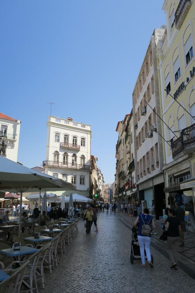 まずは「サンタ・クルス修道院」を目指します。<br /><br />レストランやお土産屋さんが立ち並ぶ通りを<br />進んで行きます。<br />