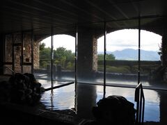 内湯2ヶ所、露天1ヶ所。サウナもある。

すぐ近くに有名な「ほったらかし温泉」と、人気の「フルーツ温泉ぷくぷく」があり、そちらに行ってしまう宿泊客もいるので、ここはいつも空いていると思う。