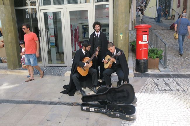 暑いなか…学生さんでしょうか<br /><br />コインブラ名物の、マントを着てのファド演奏です。<br />ザ・コインブラ的なショットが撮れて良かったです。<br />