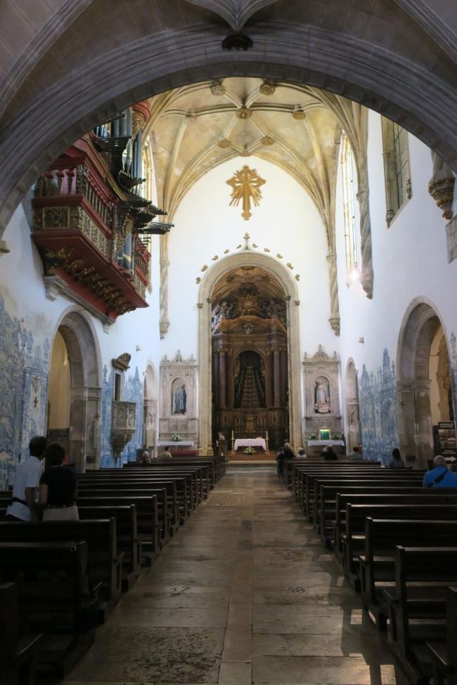 「サンタ・クルス修道院」の見学です。<br /><br />まずは教会の見学です。