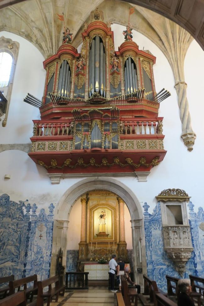 古いパイプオルガンです。現役でしょうか。<br />