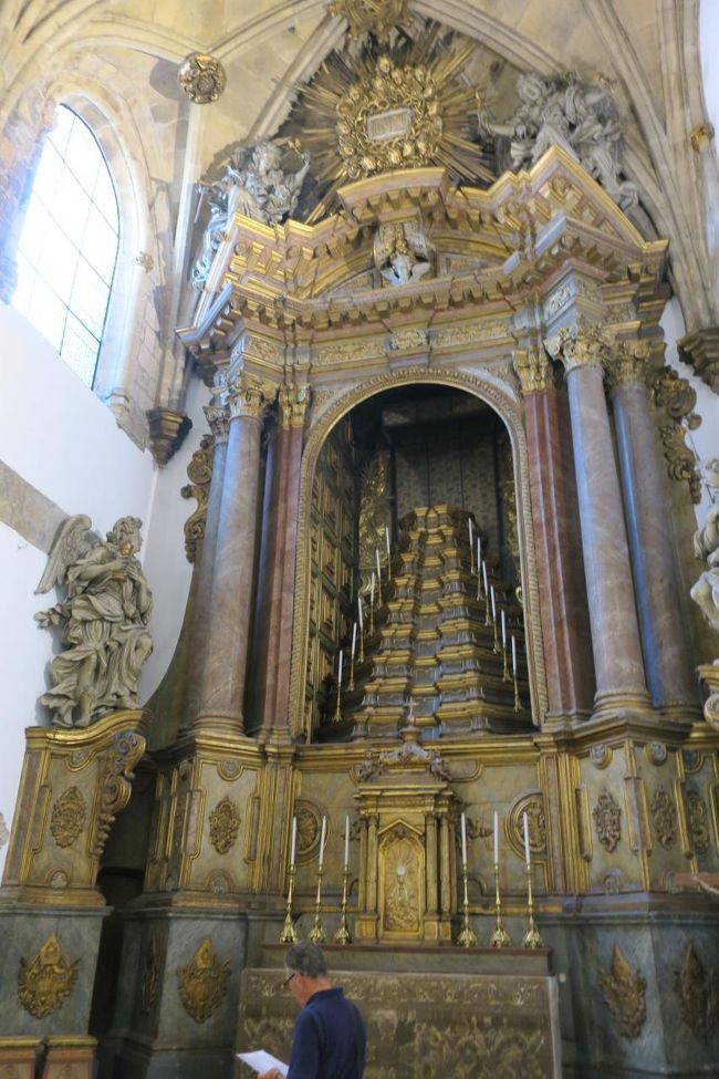 次は修道院内部の見学です。<br /><br />教会の右側に扉があるので、その扉を開けて中へ入ります。<br /><br />入ってすぐの所でチケットを買います(3ユーロ)<br />チケットを買う時ここでも「どこから来たの？何枚？」と聞かれました。<br />「日本から、１枚で」と言うと「日本！？1人で旅行してるの！？」と<br />なんか驚いていました(^^;)<br />ポルトガルには1人旅文化は、ないのでしょうか。<br /><br />英語の説明資料をもらって、見学スタートです。