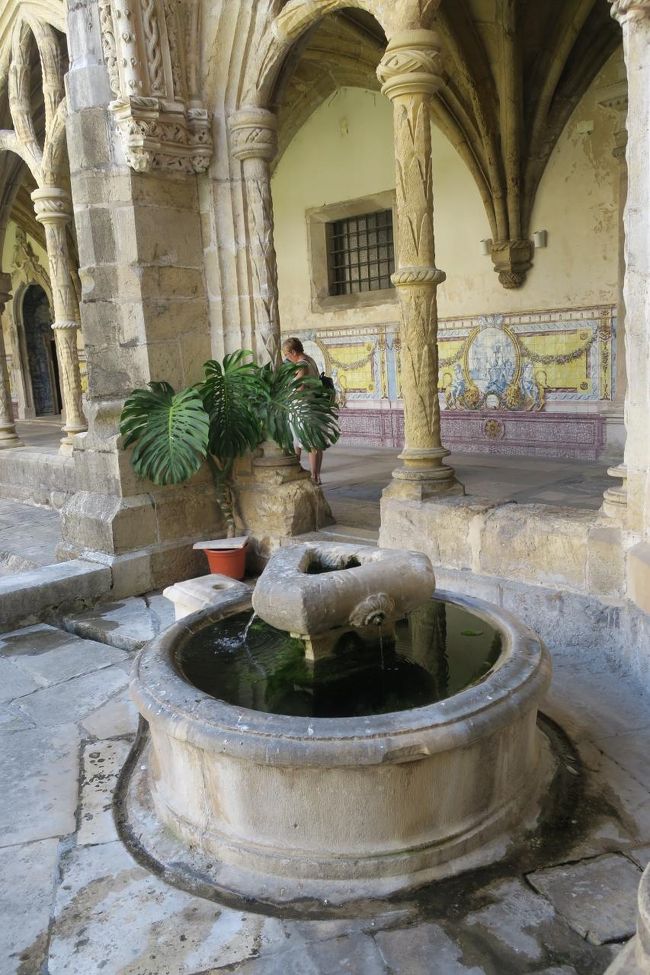 こちらの噴水はとてもシンプルです。