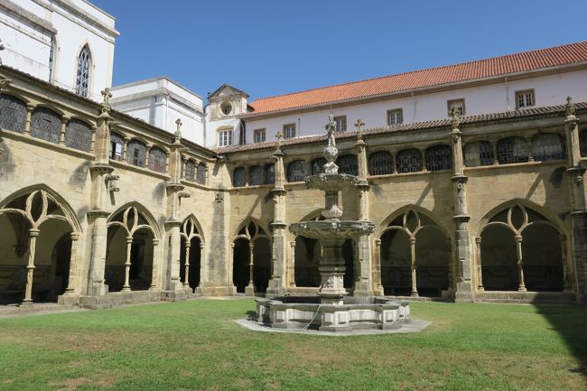 おなじみの回廊と庭の風景てす。<br />少し古い感じが、またいい味出していますね。