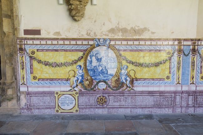 黄色や紫も混じったアズレージョです。<br />色使いがとても綺麗ですね。