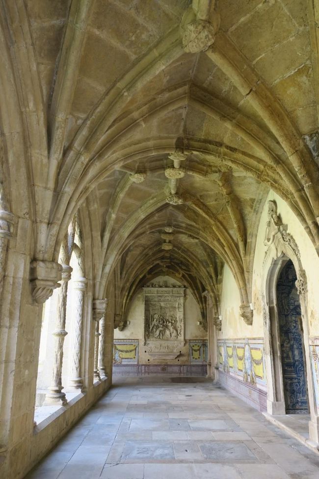 ここでも、静かな回廊のショットが撮れました。<br />アズレージョと回廊が素敵な雰囲気です。