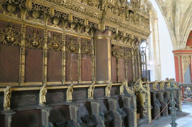 ここは何かの話し合いをしたりする部屋だった記憶です<br /><br />ひとつひとつの椅子に、なにやら銅像のようなものが付いています。<br />よく見ると「人」のようで可愛らしいポーズをしていました。