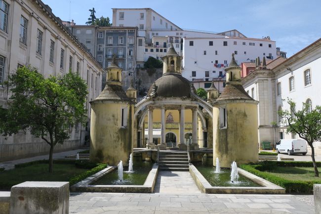 エレベーターに向かう途中にこんな建物が<br />公園でしょうか。<br /><br />途中ですっごい素敵な笑顔のお姉さんに声をかけられました。<br />めっちゃ可愛いくて、思わず足を止めてしまいましたが<br />終始、かなり早い英語だったので、言っている事が分からず…<br /><br />何かを熱く語っていましたが、最後にもらったパンフレットからすると<br />キリスト教か何かの勧誘のようでした。