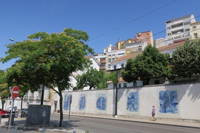 普通の道の壁にもアズレージョがあります。<br /><br />そういえば、ポルトガルの街は<br />ゴミが落ちて無くてとても綺麗でした！