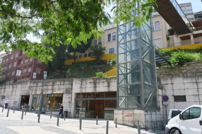 見つけました！エレベーターです。<br />チケットは隣のオフィスで買えるとの事。<br /><br />ところがオフィスには誰もいません…<br />ドアも閉まっていて、呼び鈴らしき物も無く。。。<br /><br />10分ほど様子を見てみましたが、誰か来る雰囲気ではなかったので<br />歩いて向かう事にしました。<br /><br />このエレベーターの後ろに、急坂があるので<br />そこを登っていきます…