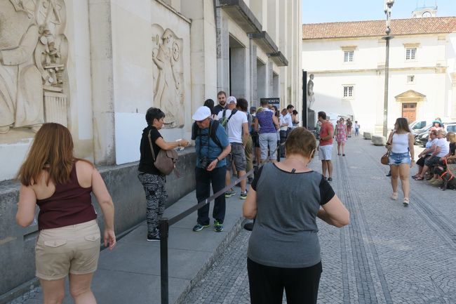 体力保存の為のエレベーターだったのに<br />余計に体力を使ってしまいました。<br /><br />コインブラ大学はいくつか見所があるので、まずはチケットを購入します。<br />チケットオフィスの外にまで、列が出来ています。<br /><br />15分ほど待って、チケットを購入できました。<br />チケットは、Aタイプ・Bタイプ…と色んな種類があるようなんですが<br />どのタイプがどの施設を見学できるのかが、いまいちわかりずらかったです。<br /><br />なので、チケットを買うとき「ジョニア図書館」と「帽子の間」と「礼拝堂」を見学したいです！<br />と言えば、それに該当するチケットを発行してれます。<br />「Program3」というチケットをGETしました。<br /><br />ちなみに、ここでのチケット購入時にも<br />「どこから来たの~」と聞かれました。