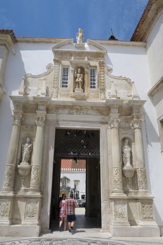 チケットを購入したのが12:00ぐらいでしたが<br />メインの「ジョニア図書館」は12:40の入場なので<br />まずは他の所を見学します。<br /><br />「鉄の門」をくぐって、大学の中へ入ります。