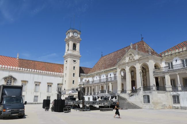 イベントの準備でしょうか<br />大きなトラックと何やら小さな建物があって<br />絵的にはいまいちですが<br /><br />日本の大学とは大違いです！