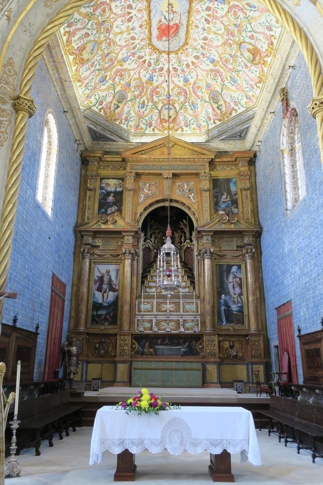 まずは礼拝堂を見学します。<br /><br />中に入る時はドアをノックすると、中からドアを開けてくれます。<br />小さいですが、素敵な礼拝堂でした！<br /><br />天井の模様が、色鮮やかです